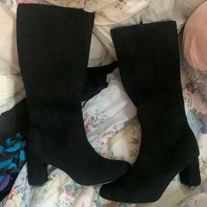 Wedged heeled mid calf winter boots.